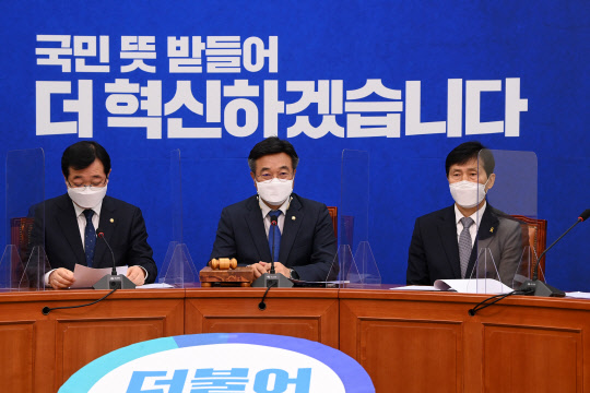 윤호중 민주당 비대위원장이 21일 국회에서 열린 비상대책위원회의에서 발언하고 있다. 연합뉴스